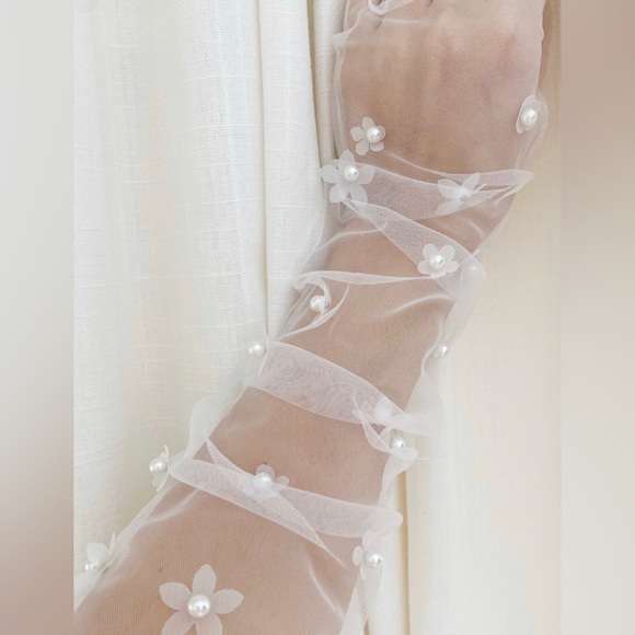 Pearl Long Tulle Bridal Gloves - Picture 2 of 3